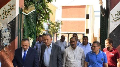 محافظ أسيوط يتفقد حملة الرئيس للكشف عن الالتهاب الكبدي الوبائي على تلاميذ المدارس