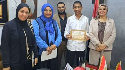 مدير إدارة المعصرة التعليمية تكرم أوائل الشهادة الاعدادية