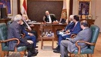 وزير العمل يبحث دعم العمالة غير المنتظمة في قطاع التشييد مع اتحاد المقاولين