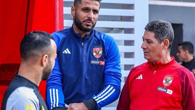 إيقاف حارس الأهلي السابق وتغريمه بسبب توقيعه لناديين