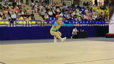 في التاسعة من عمرها.. مريم الطوخي تتألق وتفوز بذهبية الجمباز