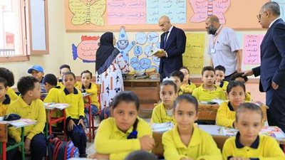 تشديدات أمنية بالمدارس بعد حادث سقوط طالب بالجيزة ووزير التعليم يتفقد العملية التعليمية