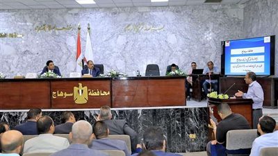 محافظ سوهاج يبحث آليات التخلص الآمن من نواتج تطهير الترع والمصارف