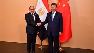 السيسي وشي يناقشان تعزيز العلاقات الثنائية والتعاون متعدد الأطراف خلال قمة بريكس في روسيا