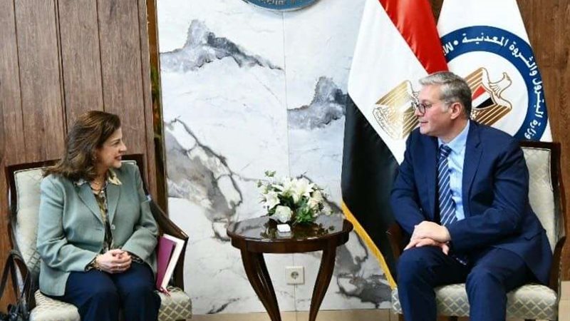 وزير البترول يناقش