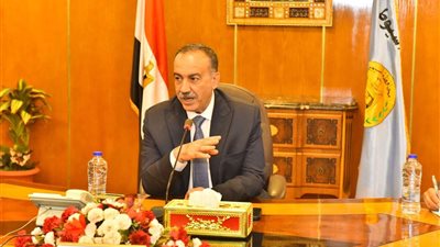 محافظ أسيوط يواصل اجتماعاته مع رؤساء المراكز والأحياء لمتابعة ملفي التصالح في مخالفات البناء وتقنين أراضي أملاك الدولة