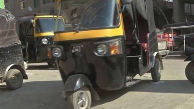 بالفيديو.. سائق توك توك يصدم طفلًا في حلوان وشرطة المنطقة تلاحق الجاني