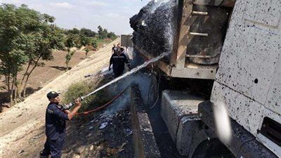 السيطرة على حريق هائل بسيارة على الطريق الزراعي بالمنيا