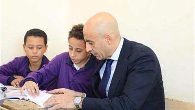 وزير التربية والتعليم يواصل جولاته التفقدية ويشيد بمدرسة ''الشهيد النبوي'' في الغربية