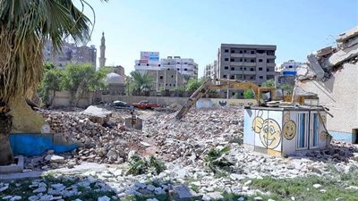 محافظ سوهاج يتفقد أعمال إزالة سينما أوبرا  وإخلاء الموقع تمهيدا لإنشاء مشروع استثماري