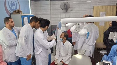 صحة أسيوط وجامعة سفنكس ينظمان قافلة علاجية لعلاج مرضي الأسنان بالمجان
