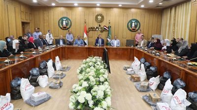 محافظ المنوفية يسلم مساعدات مالية وعينية لــ 210 حالة إنسانية (صور)