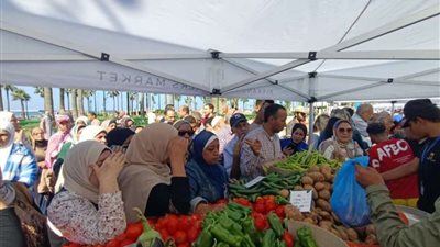 رئيس الوزراء ومحافظ الإسكندرية يفتتحان “سوق اليوم الواحد للمزارعين