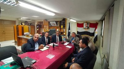 استعدادًا لاستقبال فصل الشتاء...وكيل تعليم البحيرة يعقد إجتماعا بالفيديوكونفرانس مع مديرى الإدارات التعليمية