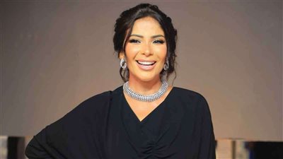 مني زكي تبكي في مهرجان البحرين السينمائي