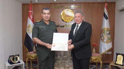 قائد قوات الدفاع الشعبى والعسكرى يكرم وكيل وزارة التربية والتعليم بالبحيرة