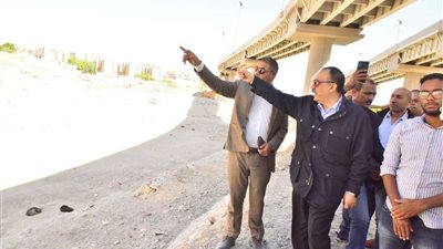 محافظ أسيوط يتفقد مخرات السيول بقرية درنكة للتأكد من جاهزيتها استعداداً لموسم الشتاء