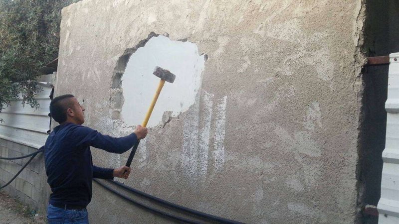 مقدسي يهدم بيته