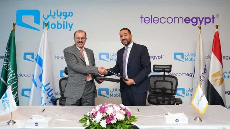 جانب من التوقيع