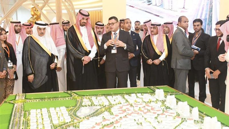 وزير الإسكان يصطحب