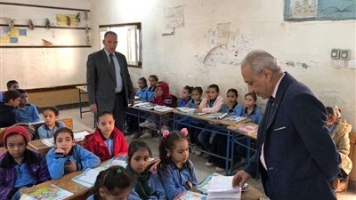 وكيل تعليم أسيوط يتفقد عددًا من مدارس القوصية للاطمئنان على سير العمل