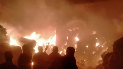 السيطرة على حريق التهم مصنع قطن بمركز ديروط في أسيوط