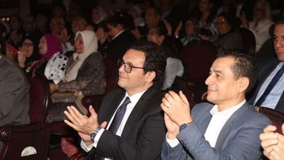 وزير الثقافة يشهد العرض المسرحي 