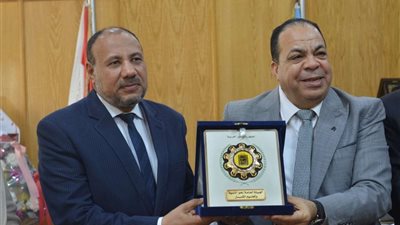 نائب رئيس جامعة الأزهر بأسيوط يستقبل رئيس الهيئة العامة لتعليم الكبار