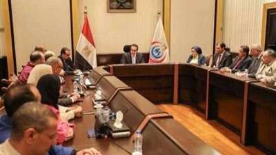 وزير الصحة يُكرم الفريق الطبي بمستشفى العلمين النموذجي