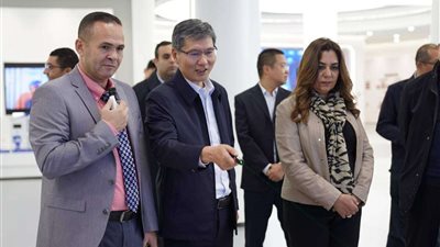 وزيرة التنمية المحلية في زيارة لمصانع صينية متخصصة في إنتاج الكهرباء والسيارات