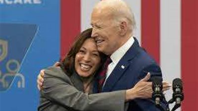 بايدن وهاريس يظهران معًا لأول مرة منذ خسارتها في الانتخابات