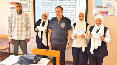 محافظ أسيوط يكرم الطلاب المتفوقين خلال زيارته لمدرسة جمال عبد الناصر الثانوية بقرية بنى مر