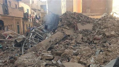 إصابة 4 أشخاص وتصدع 5 منازل في انهيار سنترال قديم مبني بالطوب اللبن بأسيوط