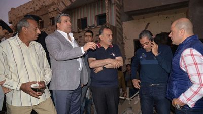 محافظ أسيوط يتفقد موقع انهيار مبنى سنترال بنى شقير بعد انفجار وتصدع منازل