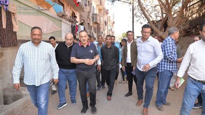 محافظ أسيوط يترأس حملة إشغالات بحي غرب وغلق وتشميع محل تجاري لمخالفته شروط الترخيص