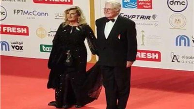 حسين فهمي وزوجته يتألقان على السجادة الحمراء في حفل افتتاح مهرجان القاهرة السينمائي