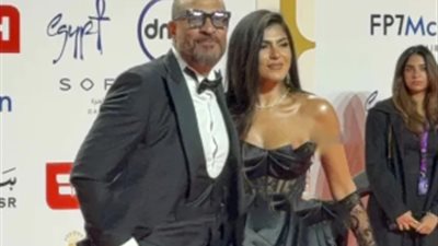 ماجد المصري وزوجته يتألقان برومانسية على ريد كاربت مهرجان القاهرة السينمائي