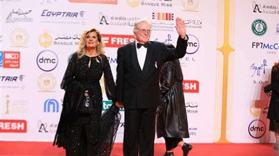 بالصور.. حسين فهمي يستقبل نجوم الفن في مهرجان القاهرة السينمائي 2024