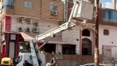 متابعة صيانة كشافات الإنارة و أعمال التشجير والتجميل بمركز بدر