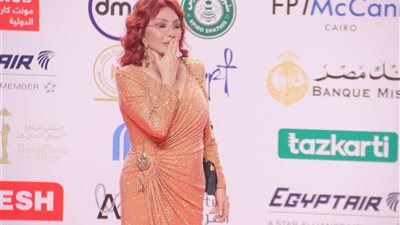 بالصور ..  نجوم الفن يخطفون الأنظار في مهرجان القاهرة السينمائي الـ45