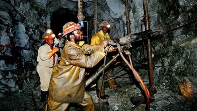 حكومة جنوب أفريقيا تمنع الماء والطعام عن عمال المناجم بالقانون