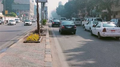 كثافة مرورية بحركة سير السيارات بمحاور القاهرة والجيزة