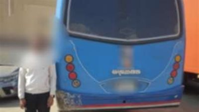 الداخلية تضبط سائق حافلة وضع ملصق خادش للحياء على زجاج السيارة بمدينة نصر
