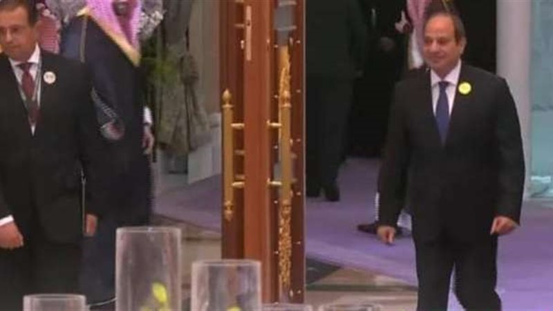 الرئيس السيسى يصل