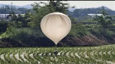 كوريا الجنوبية تحذر جارتها الشمالية من استمرار إطلاق بالونات القمامة عبر الحدود