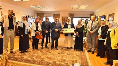 محافظ أسيوط يُسلّم  