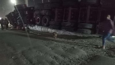 بالصور.. انقلاب سيارة نقل أمام كوبري الفرعونية بـ أشمون