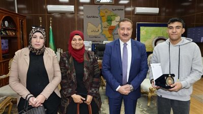 محافظ المنوفية يكرم طالب من ذوي الهمم ويهديه مكافأة مالية ودرع المحافظة