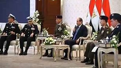 السيسي يجتمع بقادة الجيش لبحث التطورات الإقليمية والعالمية