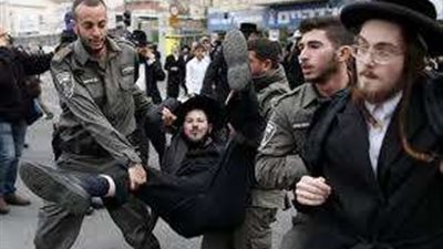 اشتباكات في تل أبيب بين الشرطة الإسرائيلية وحريديم احتجاجًا على قانون التجنيد